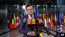 El canciller ucraniano Dmytro Kuleba habla con la prensa antes de una reunión de cancilleres de la OTAN en la sede de la alianza en Bruselas, el 7 de abril de 2022.