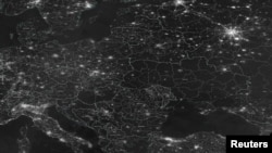 NASA公佈的歐洲夜間燈光分佈衛星圖顯示俄羅斯空襲使烏克蘭燈光明顯減少。(2022年11月23日)