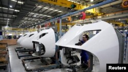 上海一家工廠的工人在高鐵火車配件生產線上。（2022年7月21日）