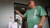 ARCHIVO - Un elector llega a un colegio electoral durante la primera ronda de votación anticipada de cara a las elecciones generales en EEUU, el 21 de octubre de 2024, en Deland, Florida.