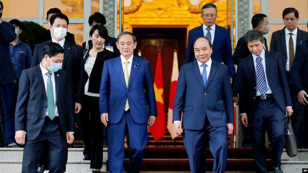 스가 요시히데 일본 총리와 응우옌 쑤언 푹 베트남 총리가 19일 하노이에서 회담했다.