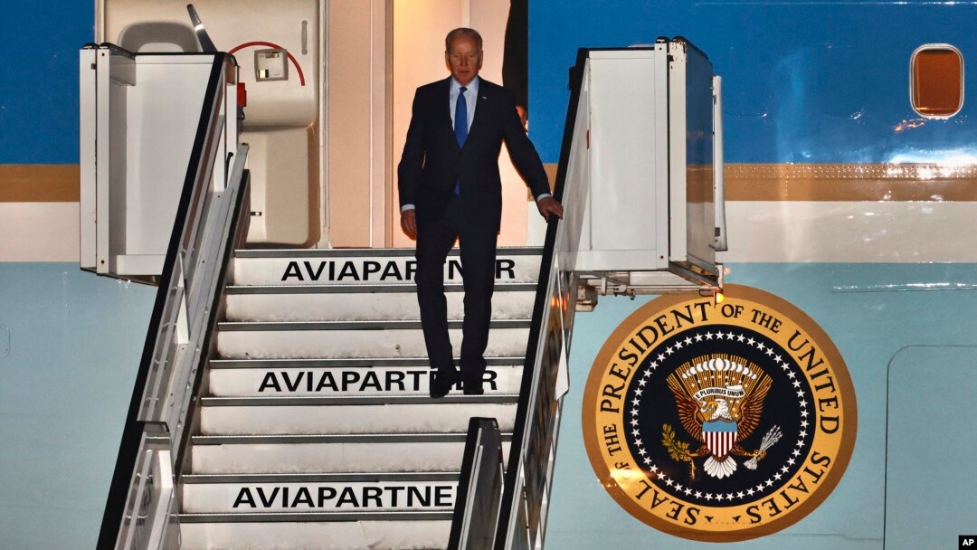 U.S. President Joe Biden steps off Air Force One as he arrives at Melsbroek military airport in Brussels, Belgium, March 23, 2022. 