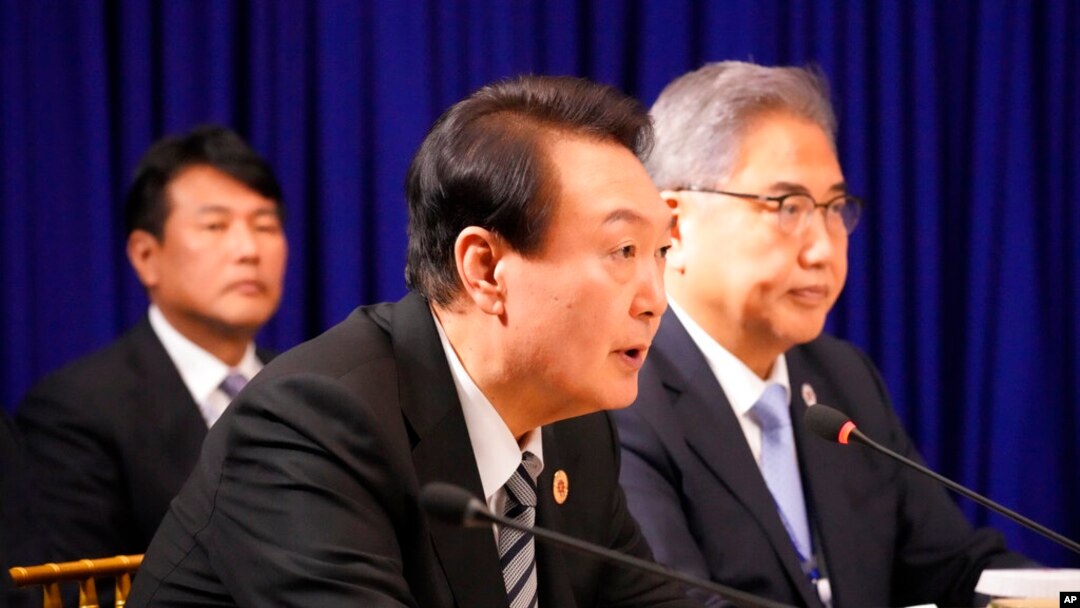 윤석열 한국 대통령이 13일 캄보디아 수도 프놈펜에서 열린 미한일 3국 정상회담에서 발언하고 있다.