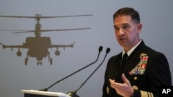 資料照片：美國海軍駐中東第五艦隊司令布拉德利庫柏海軍中將在阿聯酋阿布達比的國際防務展上致詞。(2023年2月21日）