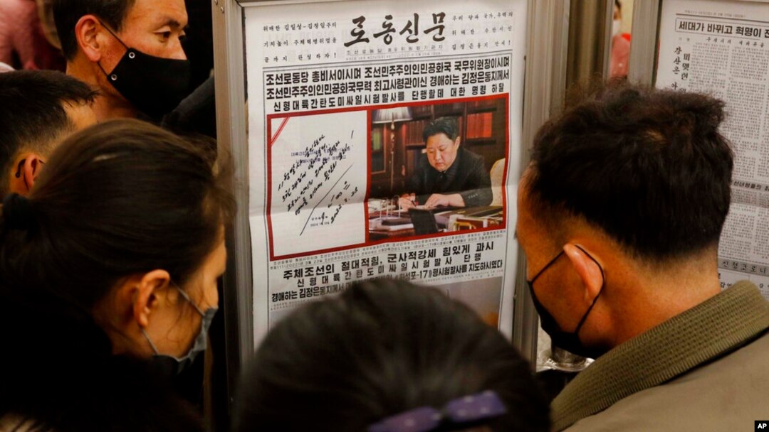 지난 2022년 3월 북한 평양역에서 주민들이 '로동신문'에 실린 대륙간탄도미사일 발사 관련 기사를 읽고 있다.