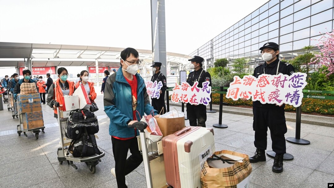 14일 상하이 시내 공항에서 후베이성으로 귀환하는 신종 코로나바이러스 감염증 검사 인력들에게 관계자들이 감사를 표시하고 있다. 