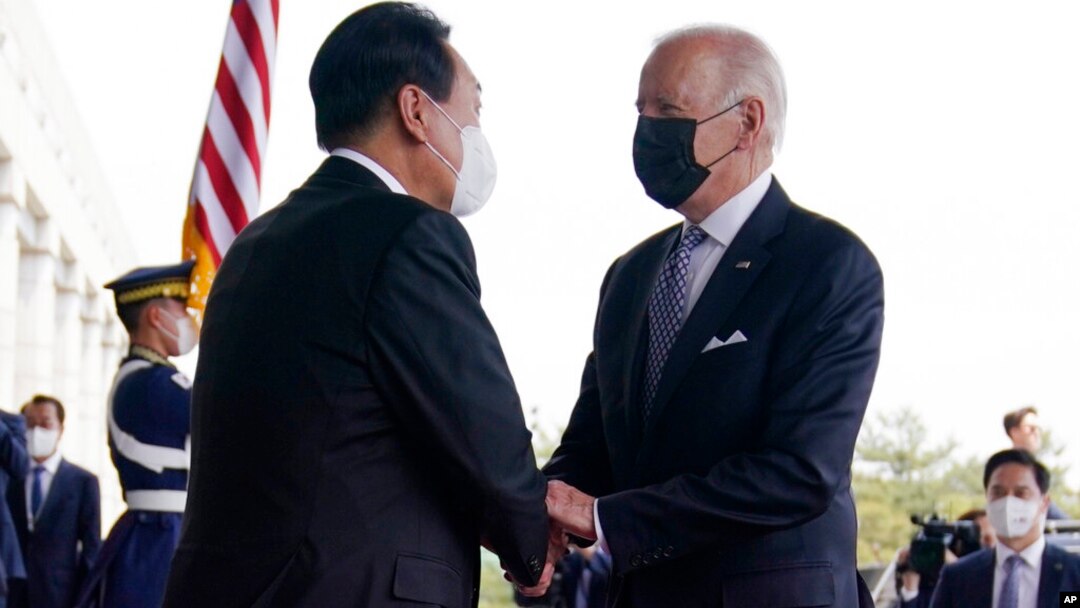 지난해 5월 방한한 조 바이든 미국 대통령(오른쪽)이 윤석열 한국 대통령과 악수하고 있다.