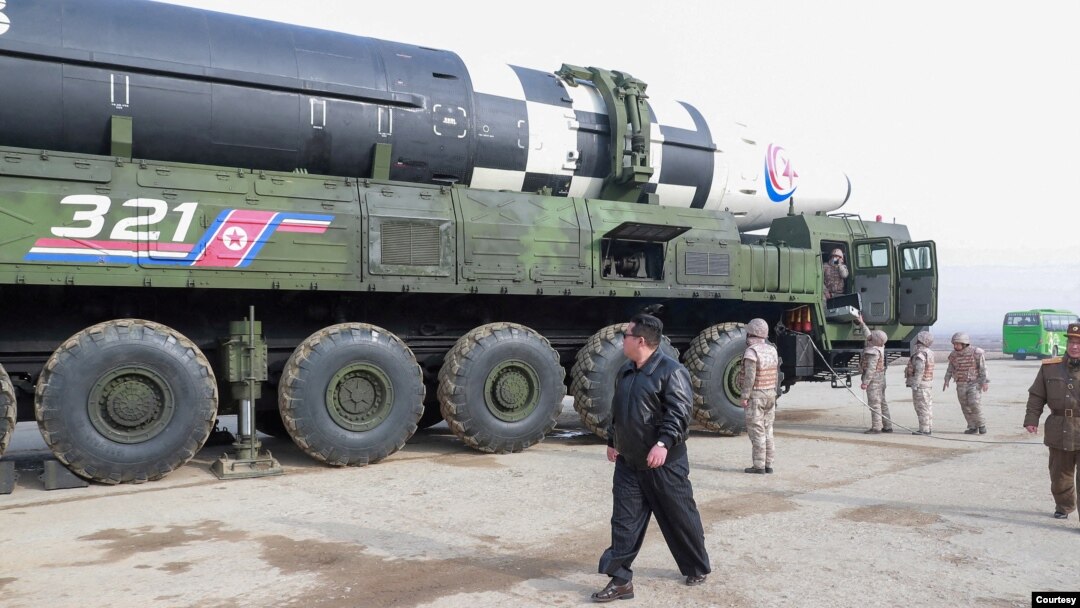 북한이 지난 3월 김정은 국무위원장의 명령에 따라 신형 대륙간탄도미사일(ICBM) 화성 17형을 시험 발사했다며 공개한 사진.