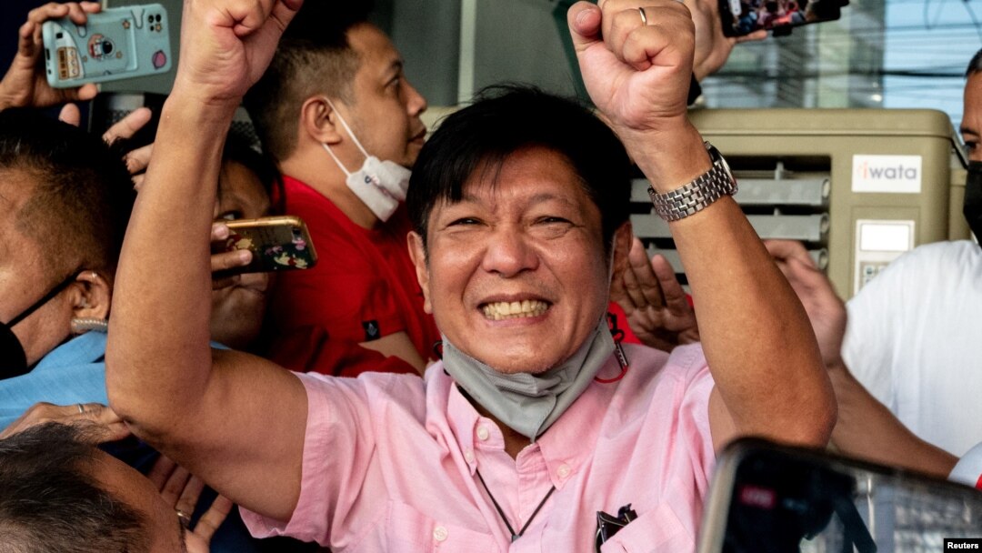 菲律賓總統候選人小馬科斯2022年5月11日與支持者在競選總部外。