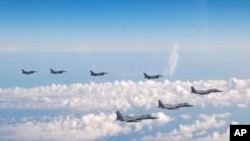 日本及美國戰機2022年5月25日在日本海上空聯合巡航。 （美聯社轉自日本自衛隊照片）