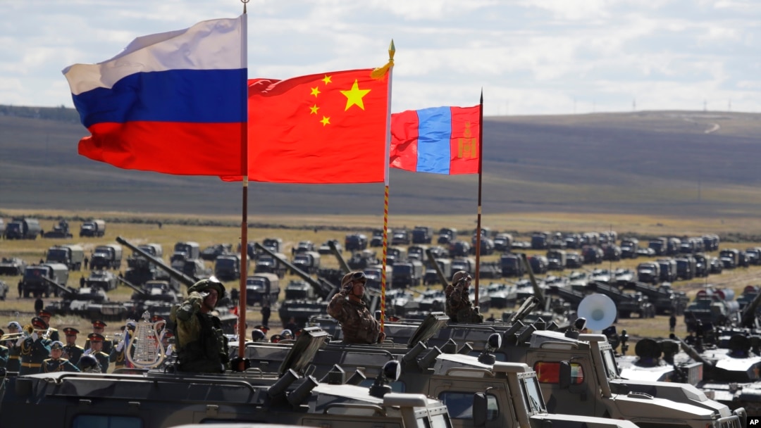 由俄羅斯主辦的“東方-2022”（Vostok）軍事演習將在9月1日開始，中國將首度派出陸海空三軍同赴俄參加（資料照：2018年舉行的“東方-2022”演習照片，三面國旗從左至右分別是俄羅斯、中國和蒙古國旗）
