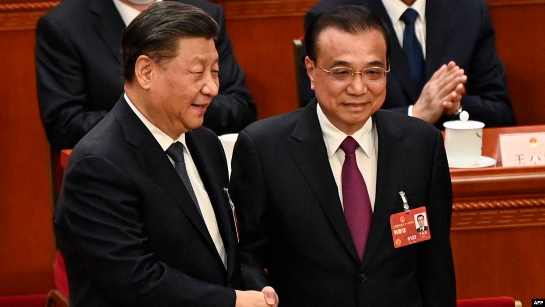 資料照片: 2023年3月11日中國國家主席習近平(左)與前總理李克強(右)握手