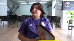 Niño venezolano adapta al braille el álbum de cromos de Qatar 2022