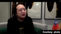台灣數位發展部長唐鳳 (Audrey Tang)週五(1月13日)在立陶宛首都維爾紐斯接受路透社採訪。 (照片來自視頻截屏)