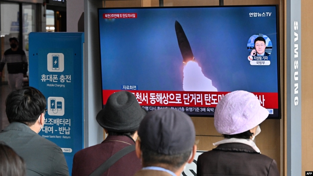 Wakazi wa Korea kaskazini watazama jaribio la silaha .Oktoba 28,2022.