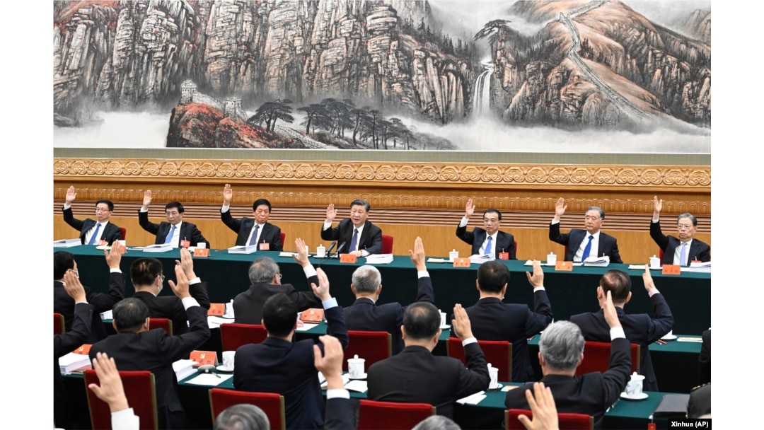 中共領導人習近平和他的班子在中共二十大會議上齊齊舉手。(2022年10月18日)