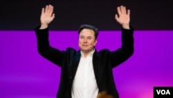 馬斯克在2022年4月14日宣布希望收購推特前在溫哥華舉行的TED大會上向人群揮手。(TED提供照片)