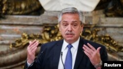 El presidente de Argentina, Alberto Fernández, en una ceremonia de firma de un acuerdo bilateral en Ecuador. Foto de archivo. REUTERS/Agustin Marcarian