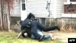 Photo ezwami na vidoe ya telephone ntango moyi RDC moko abomamaki na masasi policier moko abetaki na koluka kokanga ye na Grands Rapids, Michigan, Etats-Unis, 14 avril 2022.