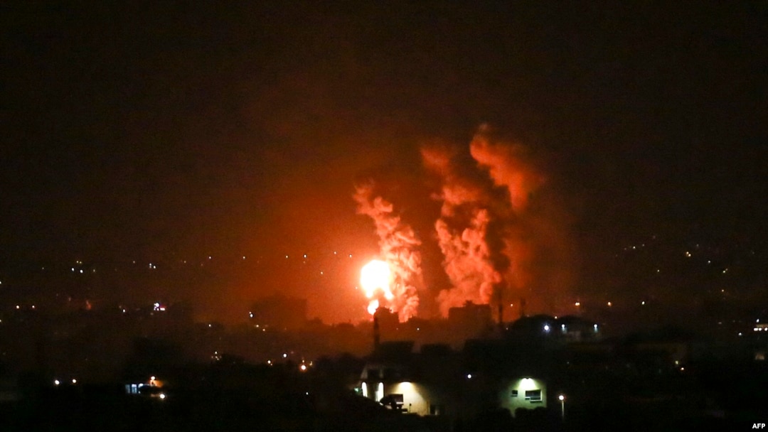 Flames and smoke rise during Israeli airstrikes central Gaza strip in on Apr. 21, 2022. 