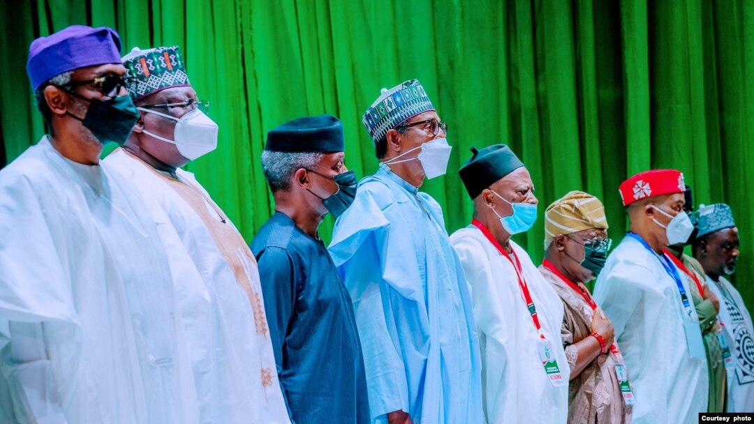 Shugaba Muhammadu Buhari (tsakiya) a wajen taron majalisar zartarwar jam'iyyar APC A Abuja (Hoto: Fadar shugaban kasa)