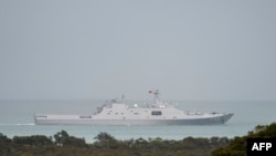 2022年2月18日，分析人士說，隨著中國這個軍事強國擴建一個關鍵的造船廠，加強協調，並尋求與一個南太平洋盟友達成安全協議，中國海軍在2050年之前將一直得到加強。中國人民解放軍海軍的一艘兩棲運輸船通過澳大利亞托雷斯海峽。（法新社/澳大利亞國防軍提供）