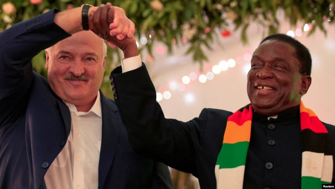 UMongameli Alesandr Lukashenko loMongameli Emmerson Mnangagwa ngesikhathi bexoxisana nyakenye besedolobheni leHarare.
