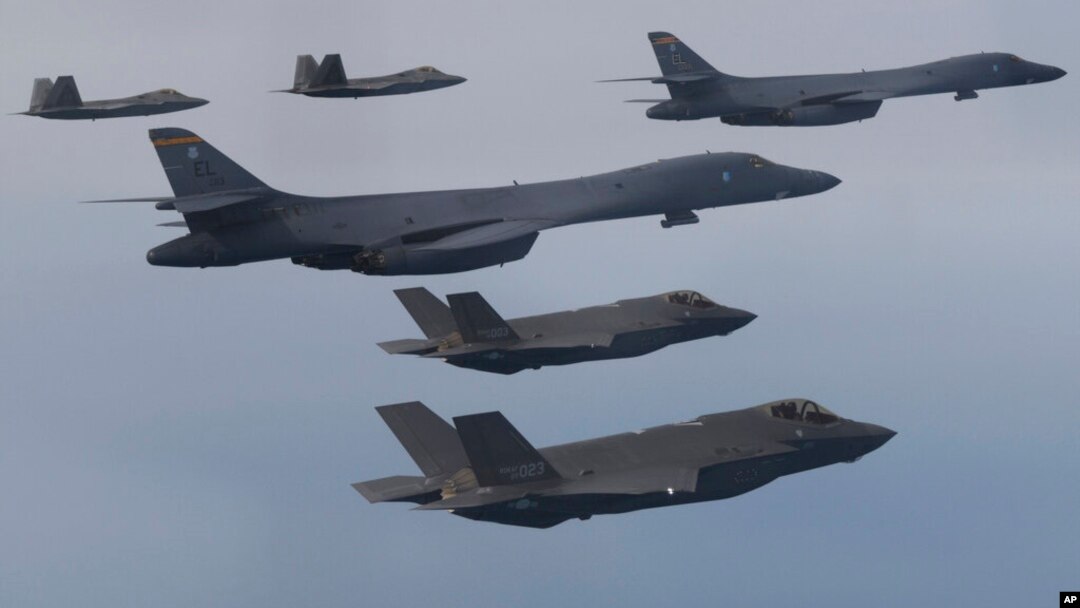 지난 1일 한국 서해 상공에서 실시된 2023년 첫 미한 연합공중훈련에 미군 B-1B 전략폭격기와 F-22 전투기, 한국군 F-35 전투기가 동원됐다.