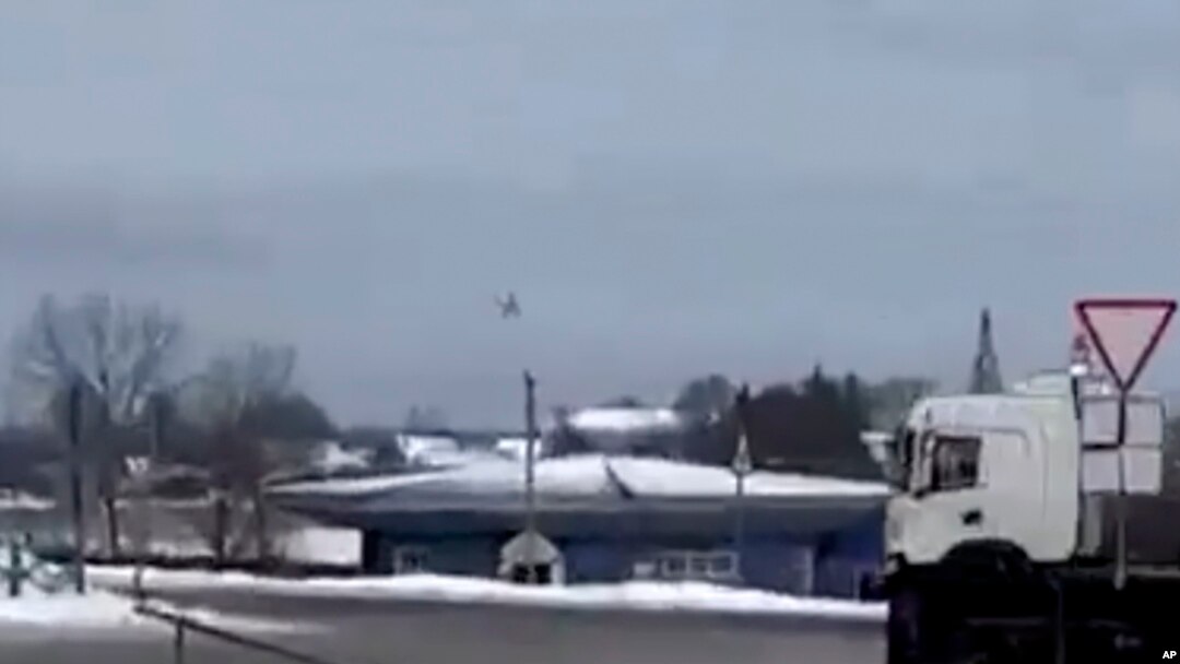 En la foto se aprecia al avión militar ruso antes de estrellarse cerca a la localidad de Yablonovo, en la región Belgorod, el 23 de enero de 2024.
