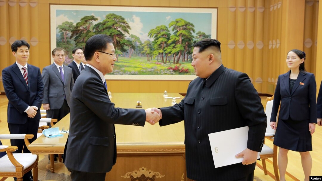 지난 3월 문재인 한국 대통령의 대북특사로 평양을 방문한 정의용 정의용 청와대 국가안보실장이 김정은 북한 국무위원장과 악수하고 있다. 