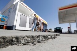 Una grieta a la entrada de una estación de servicio a raíz de un terremoto el sábado 6 de julio de 2019 en Trona, California.