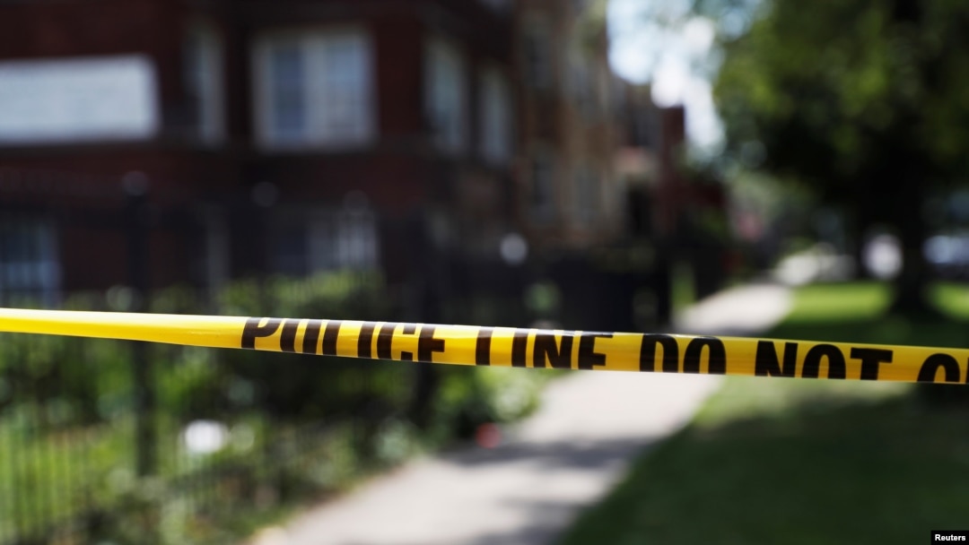 Un precinto resguarda una escena de tiroteo en el sur de Chicago durante el verano de 2020. Investigadores han medido el aumento en homicidios en un 30% durante el primer año de pandemia.