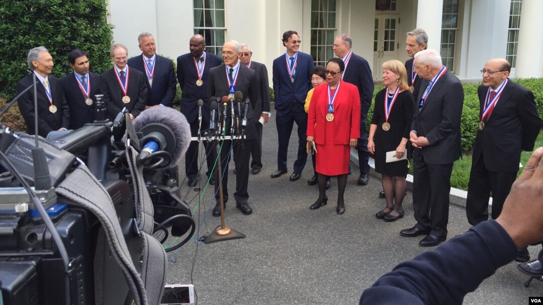 Seventeen recipients of National Medals of Science & National Medals of Technology & Innovation speak to reporters at White House. (A. Pande/VOA)
