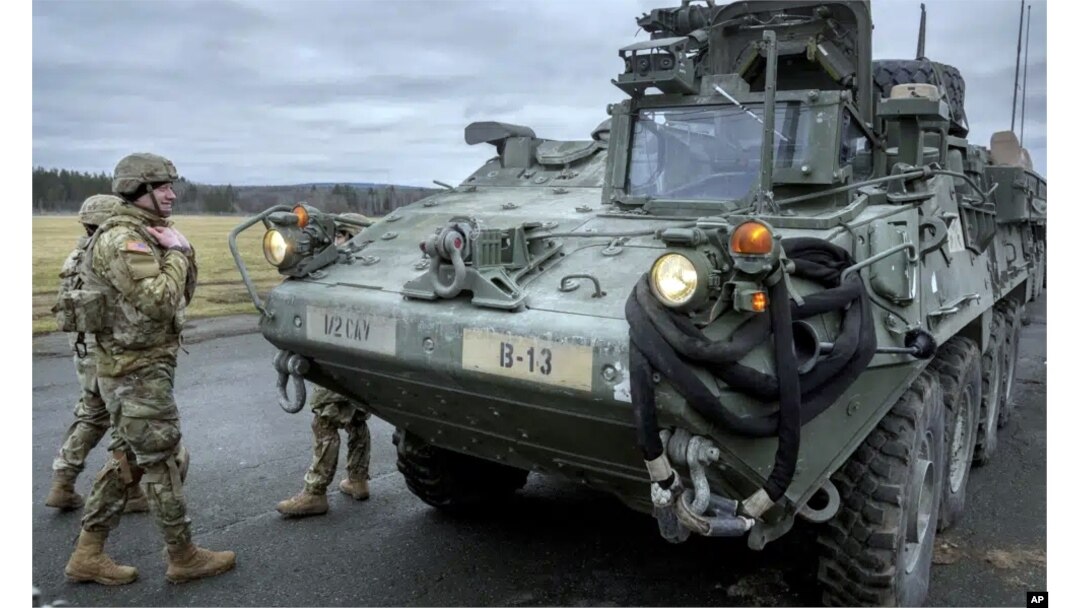 在德國菲爾斯埃克的美國陸軍士兵和斯崔克戰車。(2022年2月9日)