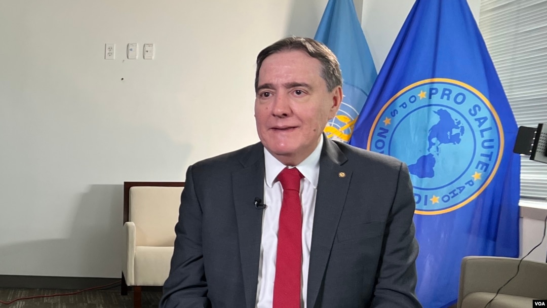 El director de Organización Panamericana de la Salud, OPS, durante entre vista con la Voz de América [Foto: Hakim Shammo /VOA]