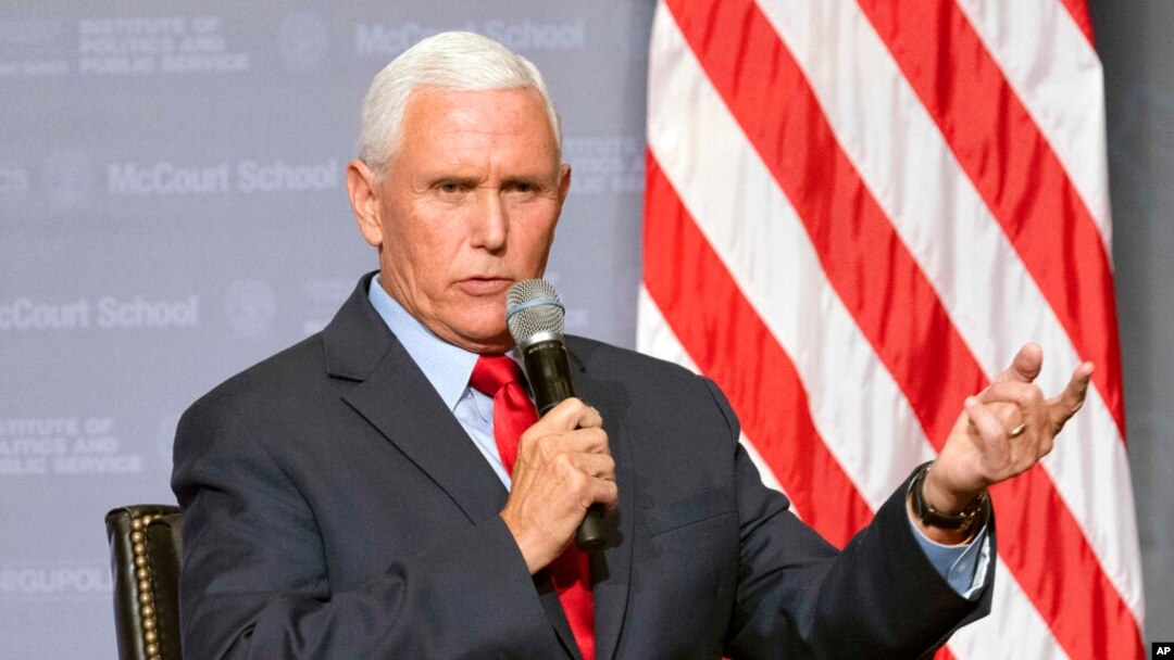 ARCHIVO - El exvicepresidente Mike Pence habla con estudiantes de la Universidad de Georgetown en Washington, el 19 de octubre de 2022.
