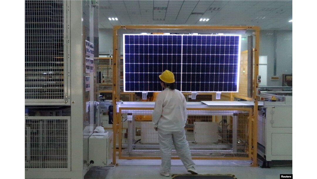 ARCHIVO-Un trabajador realiza un control de calidad de un producto de módulo solar en una fábrica de un fabricante de equipos solares de silicio monocristalino, en Xian, provincia de Shaanxi, China, el 10 de diciembre de 2019.