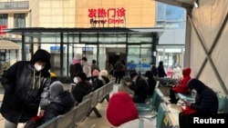 上海市民在一家醫院的發熱門診候診。（2022年12月24日）