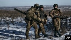 烏克蘭士兵在登涅茨克附近的索萊達爾前沿地帶守衛陣地。照片攝於2923年1月11日。