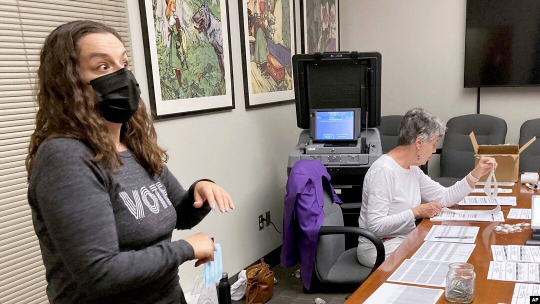 La funcionaria electoral del condado de Dane Rachel Rodriguez (izquierda) supervisa las pruebas de boletas antes de que sean enviadas a más de 200 sitios de votación en el segundo mayor condado de Wisconsin, el 14 de septiembre de 2022. (AP Foto/Scott Bauer)