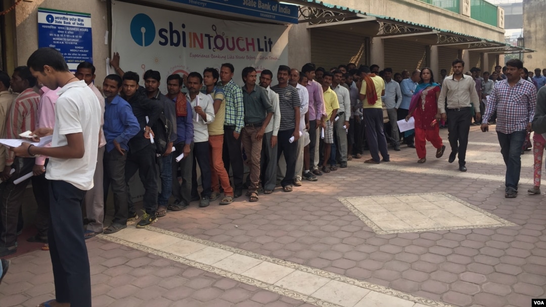 Many began lining up outside this bank in Gurgaon near New Delhi even before it opened its shutters to exchange notes that have been scrapped. (A. Pasricha/VOA)
