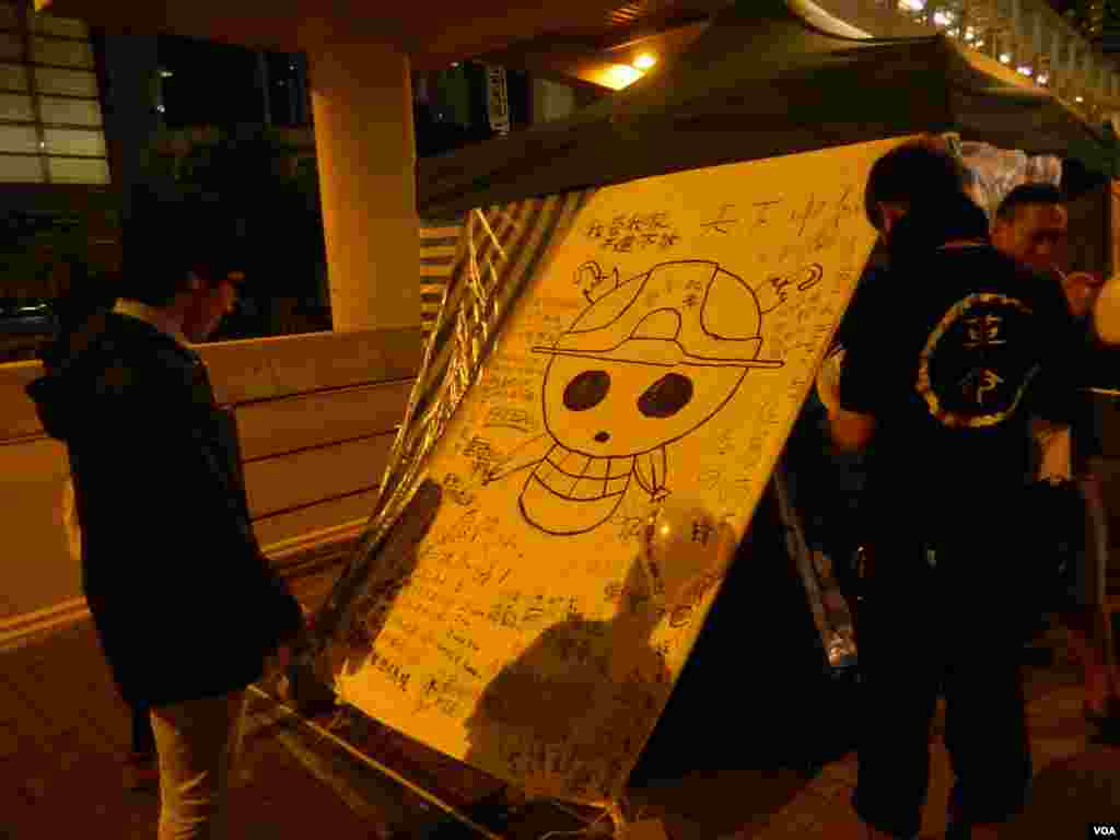 22歲的張同學(左)回到金鐘佔領區參與除夕晚會,總結2014年,希望勿忘初衷,爭取真普選