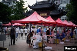 上海市民排隊接受新冠核酸檢測。（2022年7月12日）