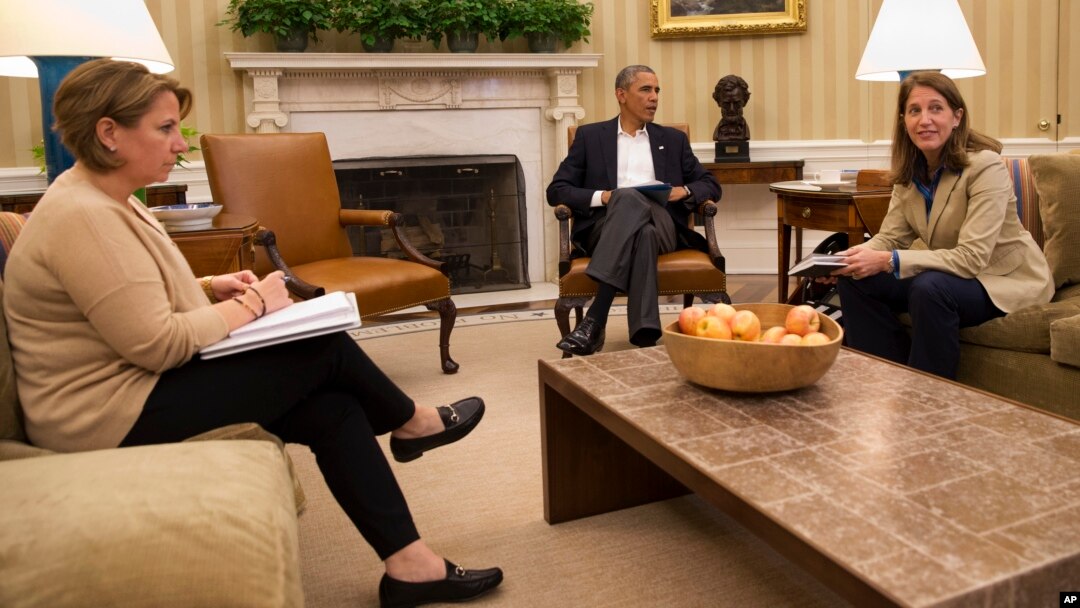 El presidente Barack Obama junto a la secretaria de Salud Sylvia Burwell y la asesora principal de seguridad, Lisa Monaco, en la Casa Blanca.