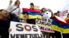 Las propiedades e intereses de personas designadas por el secretario del Tesoro y el secretario de Estado también están bloqueadas.