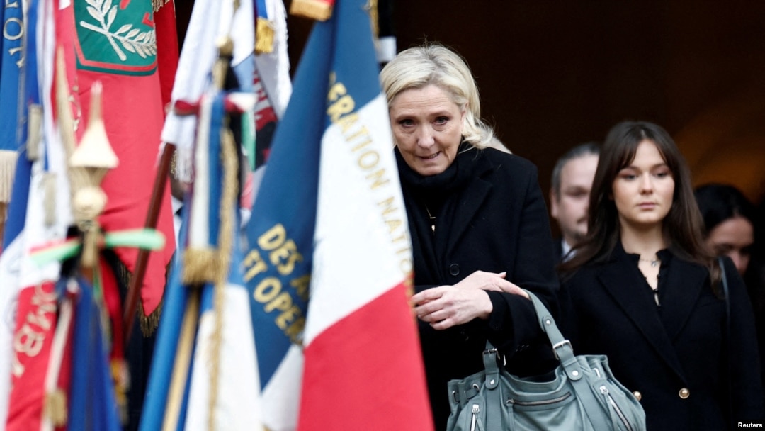 La líder de extrema derecha francesa y miembro del parlamento Marine Le Pen, sale de una ceremonia para rendir homenaje a su padre, el difunto líder de extrema derecha Jean-Marie Le Pen, en la iglesia Notre-Dame en París, el 16 de enero de 2025. REUTERS