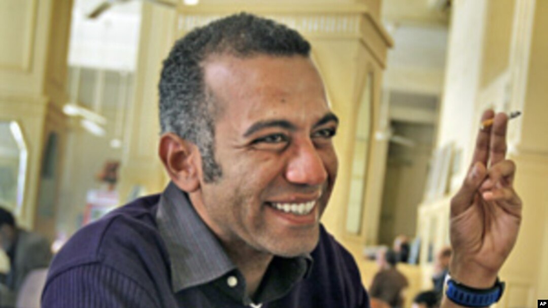 Egyptian blogger and democracy activist Hossam el-Hamalawy (file photo)