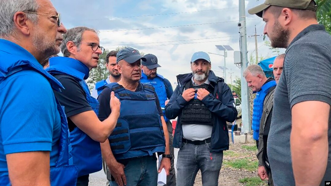 El director general de la OIEA, Rafael Mariano Grossi (segundo a la derecha.) conversa con miembros del gobierno ucraniano en la visita del grupo de expertos que lidera para visitar la planta de energía nuclear de Zaporizhzhia, en Ucrania, el 1 de septiembre de 2022.