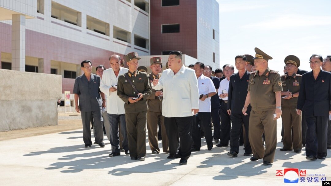 지난달 31일 김정은 북한 국무위원장이 함경남도 함주군 지방공업공장건설현장을 방문해 현황을 살폈다며 북한 관영매체 조선중앙통신이 2일 보도했다. (사진출처: 조선중앙통신)