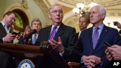 El líder de la mayoría del Senado Mitch McConnell, republicano por Kentucky, junto con el Senador Roy Blunt, republicano por Missouri, el senador John Thune, republicano por Dakota del Sur, y el líder de la mayoría, John Cornyn, republicano de Texas, habla con periodistas.